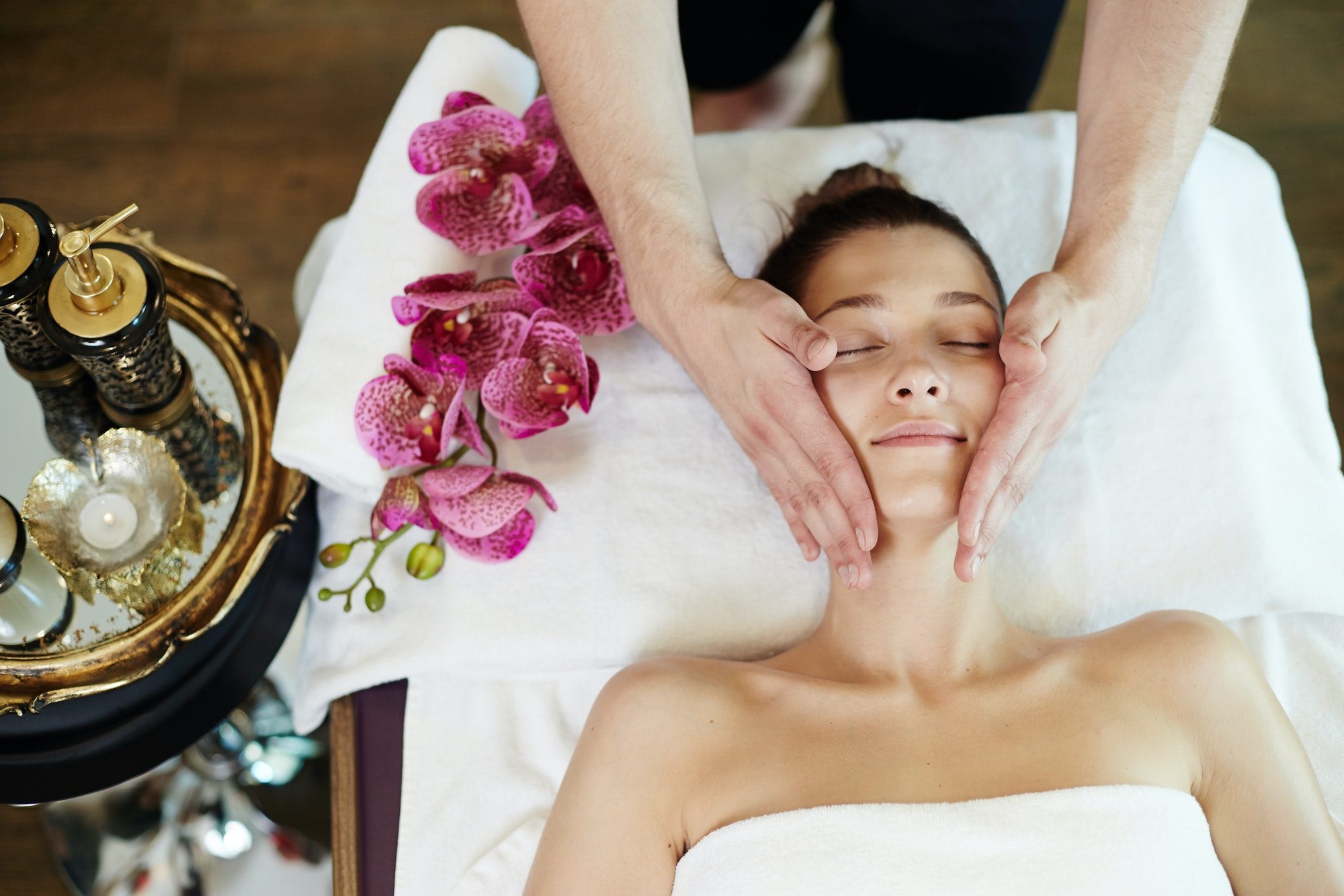 Vrouw geniet van een gezichtsmassage
