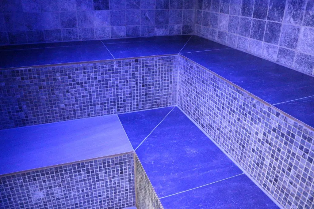 Hammam in blauw licht